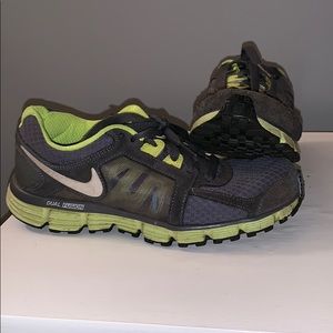 Women’s size 7 Nike dual fushion sneakers
